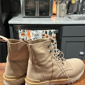 Sorel Women's Lace Up Boots in Tan